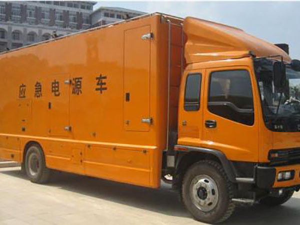 靖远冬季柴油发电机启动前，如何检查燃油系统中的积水？